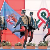 Mađarski folklorci, u klasičnoj husarskoj uniformi
