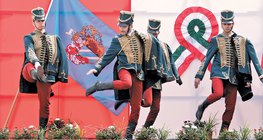 Mađarski folklorci, u klasičnoj husarskoj uniformi