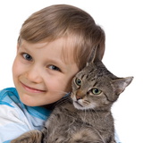 Dječak grli mačku