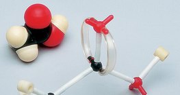 Molekula octene kiseline prikazana kalotnim i modelom štapića i kuglica