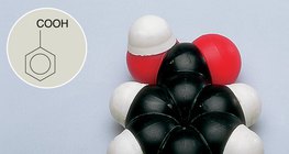 Molekula benzojeve kiseline prikazana kalotnim modelom