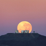 Izlazak Mjeseca iznad VLT-a (Very Large Telescope)