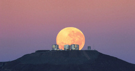 Izlazak Mjeseca iznad VLT-a (Very Large Telescope)