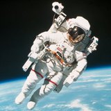 Astronaut sa Zemljom u pozadini