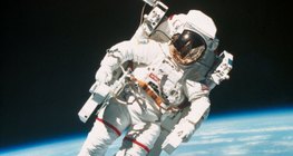 Astronaut sa Zemljom u pozadini