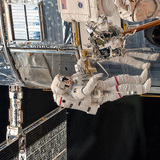 Astronauti popravljaju svemirski teleskop Hubble