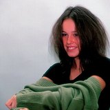 Kada oblačimo pulover. kosa i pulover se međusobno pune