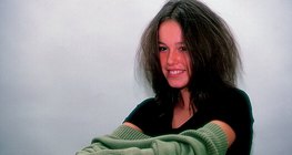 Kada oblačimo pulover. kosa i pulover se međusobno pune