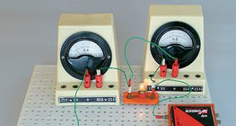 Struja se stvara u električnom polju izvora energije