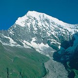 Glečerski tok 7234 m visokog Langrang Lirunga na Himalajama
