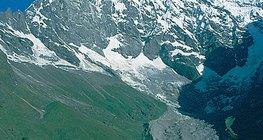 Glečerski tok 7234 m visokog Langrang Lirunga na Himalajama