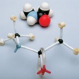 Molekula N-metilacetamida prikazana kalotnim i modelom štapića i kuglica