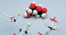 Molekula glukoze prikazana kalotnim i modelom štapića i kuglica