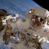 Astronaut montira Međunarodnu svemirsku postaju
