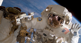 Astronaut montira Međunarodnu svemirsku postaju