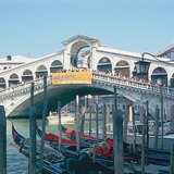 Most Rialto koji prelazi preko Canala Grande u Veneciji, Italiji