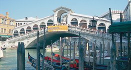 Most Rialto koji prelazi preko Canala Grande u Veneciji, Italiji