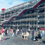 Rulja u gužvi ispred centra Pompidou u Parizu