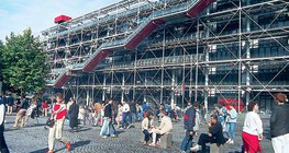 Rulja u gužvi ispred centra Pompidou u Parizu