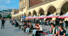 Glavni trg u Krakowu, s poznatom platnenom dvoranom u središtu