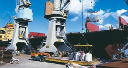 Divovske dizalice koje se koriste za utovar u luci Gdańsk