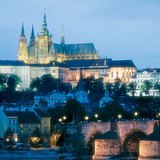 Pogled na Praški dvorac i Karlov most