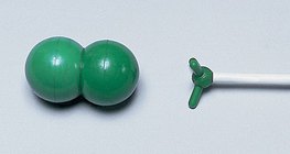 Molekula klora prikazana kalotnim i modelom štapića i kuglica