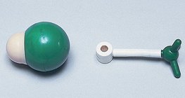 Molekula klorovodika prikazana kalotnim i modelom štapića i kuglica