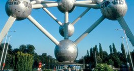 Atomij, simbol Bruxellesa, koji predstavlja kristalnu rešetku željeza