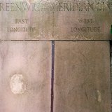Metalni remen koji označava nulti meridijan (geografsku dužinu od 0 stupnjeva) u Greenwichu