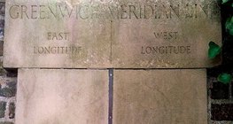 Metalni remen koji označava nulti meridijan (geografsku dužinu od 0 stupnjeva) u Greenwichu