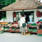 Štand s namirnicama u rano ljeto