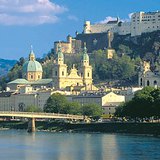 Pogled na grad Salzburg sa dvorcem Hohensalzburg u pozadini