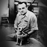 Sergej Korolev, utemeljitelj sovjetskog svemirskog programa, s psom koji se je vratio s eksperimentalnog leta rakete (1954.)