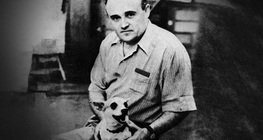 Sergej Korolev, utemeljitelj sovjetskog svemirskog programa, s psom koji se je vratio s eksperimentalnog leta rakete (1954.)