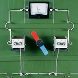 Indukcija izmjenične struje rotirajućim magnetom i učvršćenom zavojnicom i mjerenje ampermetrom