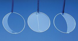 Pokazuje da se molekule tekućine međusobno privlače