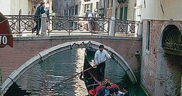 Plovidba gondolom u Veneciji