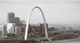 Pogled na St. Louis sa spomenikom Gateway Arch