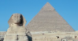 Sfinga (Egipat, oko 2500 pr. Kr.), s Kefrenovom piramidom u pozadini