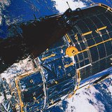 Svemirski teleskop Hubble sa Zemljom u pozadini