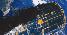 Svemirski teleskop Hubble sa Zemljom u pozadini