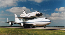 Space Shuttle Endeavour na posebnom nosaču aviona