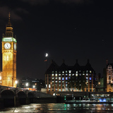 Big Ben noću s Mjesecom u pozadini