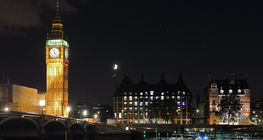 Big Ben noću s Mjesecom u pozadini