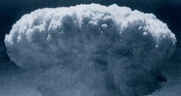 Oblak u obliku gljive nastao nakon bačene atomske bombe na Nagasaki u Japanu
