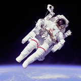 Bruce McCandless II tijekom prvog hoda svemirom bez sigurnosnog užeta