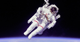 Bruce McCandless II tijekom prvog hoda svemirom bez sigurnosnog užeta