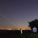 Astronom pokazuje na konjunkciju Marsa i Regulusa s laserskim pokazivačem