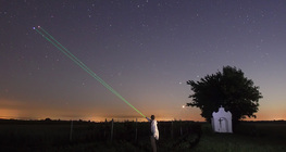 Astronom pokazuje na konjunkciju Marsa i Regulusa s laserskim pokazivačem